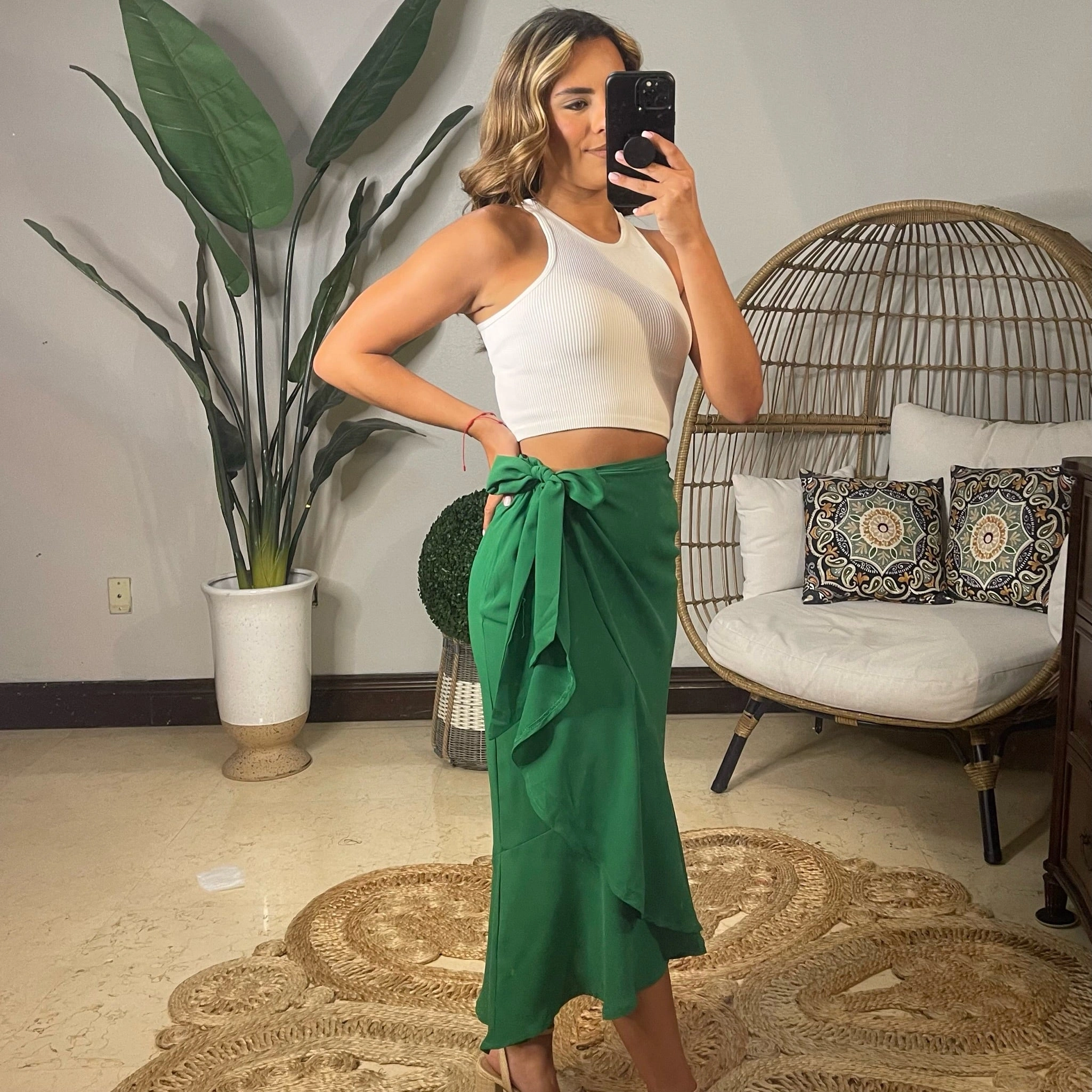 Groene wikkelrok: Zomerse flair voor jouw benen, dans door de dag in stijl en comfort.